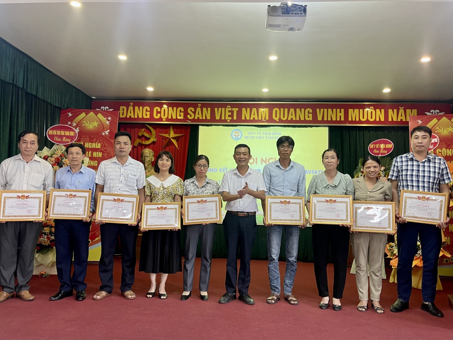 9 tập thể hoàn thành xuất sắc chương trình chăm sóc sức khoẻ tâm thần tại cộng đồng được nhận giáy khen của chương trình.